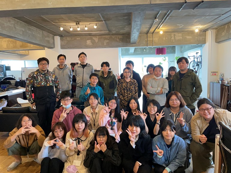 圖1、日本遊戲業者Hautecouture株式會社「創意事業部」實習輔導團隊,由松山分公司美術事業部門暨總公司副總經理安野雅也以及插畫家長岡紀江負責帶領,與其他「創意事業部」成員和13位同學合影留念。(圖片來源:HC公司提供)。