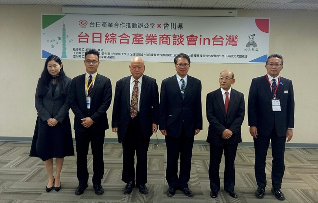 圖為香川縣商談會會後合影，左起為：台日商務交流協進會江畑裕美子會長、TJPO陳龍組長、台日產業技術合作促進會莊月清理事長、經濟部工業局電資組副組長暨TJPO執行長呂正欽博士、香川縣台灣經濟交流促進協議會平田副會長、香川縣商工勞働部淺野部長