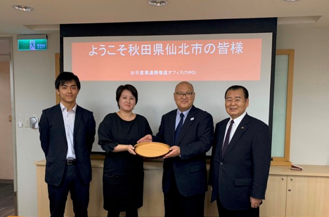 圖:左起:TJPO木村專員、侯副主任、仙北市門脇市長、青柳議員