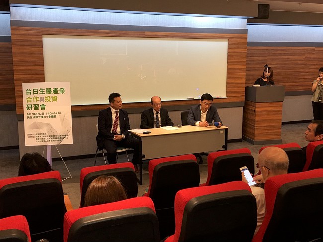 圖：現場互動（左起JETRO中井副組長、竹內顧問、台灣微脂體葉總經理）