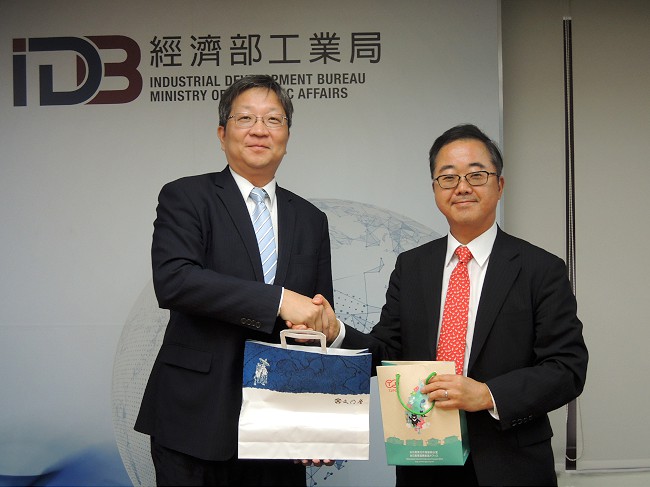 圖：前經產省菅原事務次官訪局(左為工業局游振偉副局長、右為前經產省菅原郁郎事務次官)