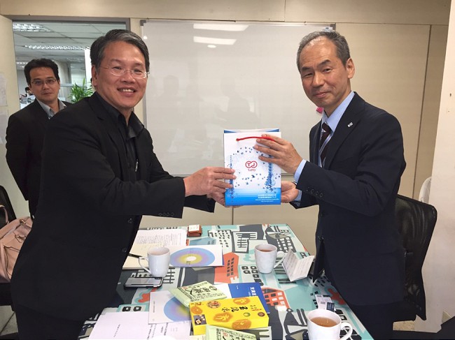 圖：台日產業合作推動辦公室呂正欽執行長（左）與日本富山縣新世紀產業機構島崎慎一專務（右）互贈禮品