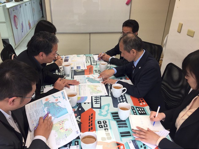 圖：台日產業合作推動辦公室（左側）與日本富山縣新世紀產業機構（右側）針對雙方後續合作方向進行討論，107年4月18日