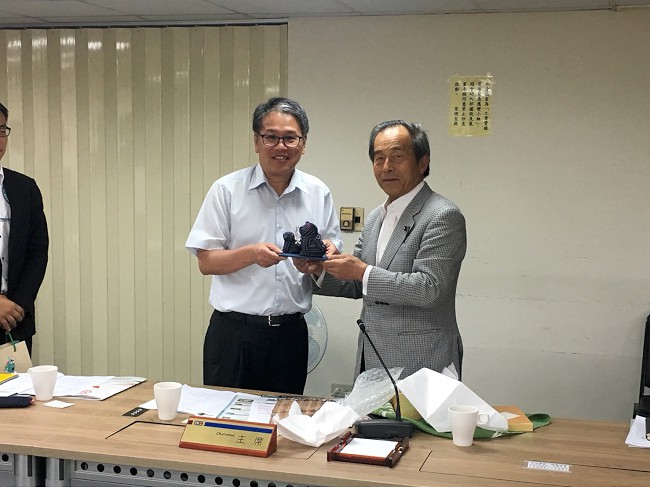 圖：呂正欽執行長(左)與小桧山善継議員交換禮品