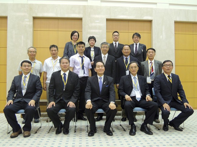 圖:TJPO呂正欽執行長(前列左から二番目)、香川県浜田恵造知事(前列左から三番目)、台湾畜エネルギー産業連盟との記念写真